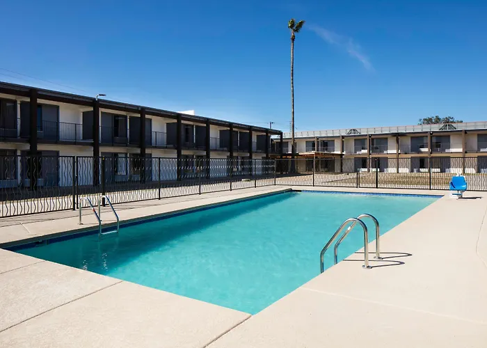 Red Lion & Downtown Hotel 2*